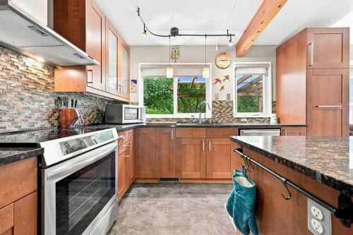 6 Varcourt Place Nw, Calgary, AB - Indoor Photo Showing Kitchen