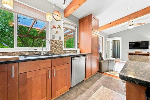6 Varcourt Place Nw, Calgary, AB - Indoor Photo Showing Kitchen