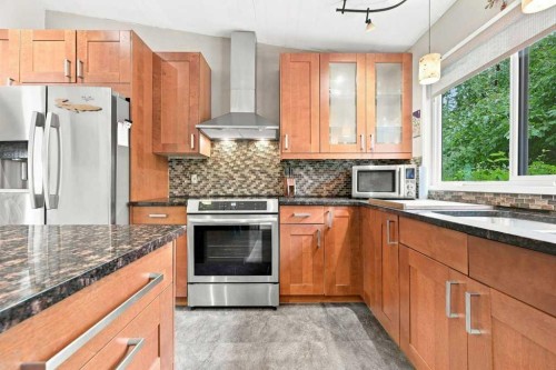 6 Varcourt Place Nw, Calgary, AB - Indoor Photo Showing Kitchen With Upgraded Kitchen