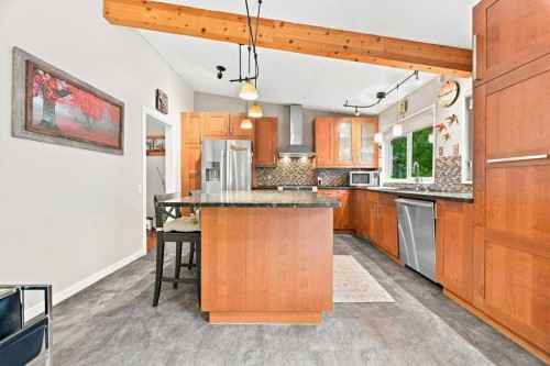 6 Varcourt Place Nw, Calgary, AB - Indoor Photo Showing Kitchen With Upgraded Kitchen
