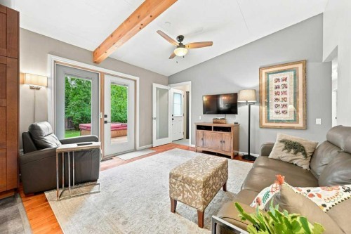 6 Varcourt Place Nw, Calgary, AB - Indoor Photo Showing Living Room