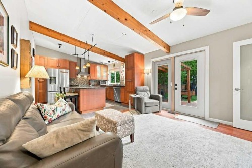 6 Varcourt Place Nw, Calgary, AB - Indoor Photo Showing Living Room