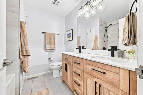 6 Varcourt Place Nw, Calgary, AB - Indoor Photo Showing Bathroom