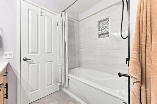 6 Varcourt Place Nw, Calgary, AB - Indoor Photo Showing Bathroom