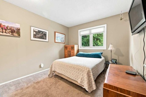 6 Varcourt Place Nw, Calgary, AB - Indoor Photo Showing Bedroom