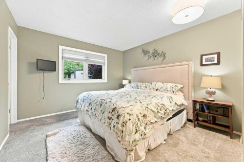 6 Varcourt Place Nw, Calgary, AB - Indoor Photo Showing Bedroom