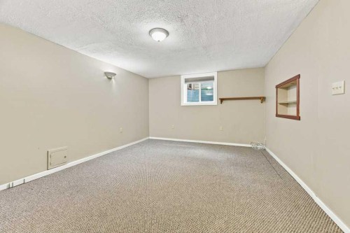 6 Varcourt Place Nw, Calgary, AB - Indoor Photo Showing Other Room