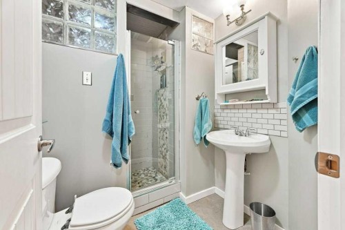 6 Varcourt Place Nw, Calgary, AB - Indoor Photo Showing Bathroom