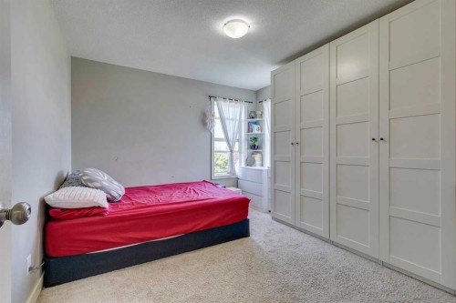 43 Sunrise Crescent Ne, High River, AB - Indoor Photo Showing Bedroom