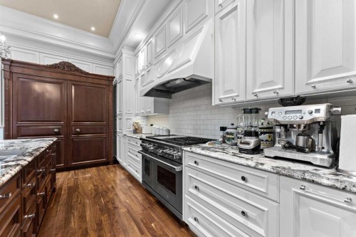 1020 Bel-Aire Drive, Calgary, AB - Indoor Photo Showing Kitchen With Upgraded Kitchen