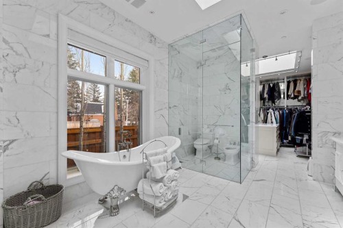 1020 Bel-Aire Drive, Calgary, AB - Indoor Photo Showing Bathroom
