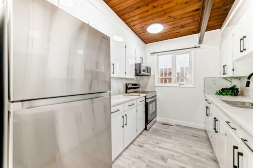 6508 34 Avenue Nw, Calgary, AB - Indoor Photo Showing Kitchen