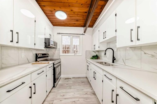6508 34 Avenue Nw, Calgary, AB - Indoor Photo Showing Kitchen With Double Sink