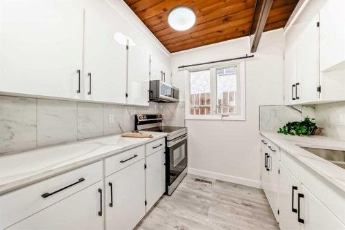 6508 34 Avenue Nw, Calgary, AB - Indoor Photo Showing Kitchen