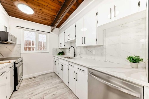 6508 34 Avenue Nw, Calgary, AB - Indoor Photo Showing Kitchen