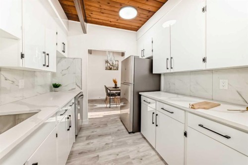6508 34 Avenue Nw, Calgary, AB - Indoor Photo Showing Kitchen