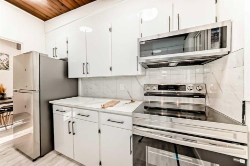 6508 34 Avenue Nw, Calgary, AB - Indoor Photo Showing Kitchen