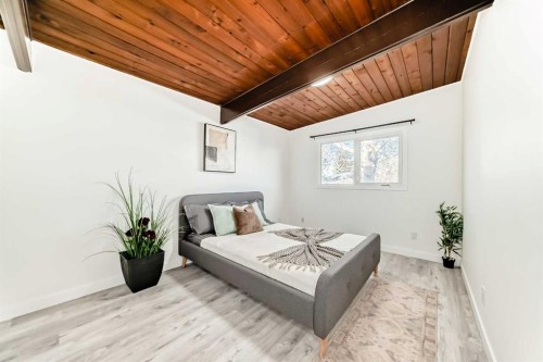 6508 34 Avenue Nw, Calgary, AB - Indoor Photo Showing Bedroom