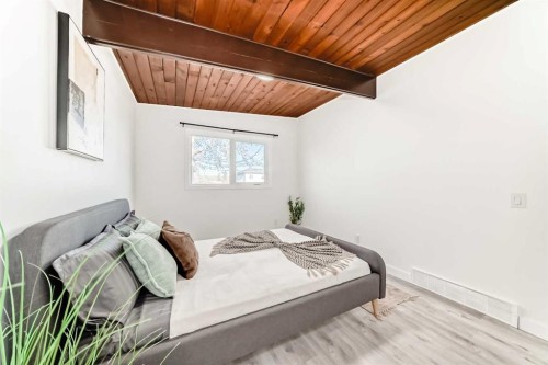 6508 34 Avenue Nw, Calgary, AB - Indoor Photo Showing Bedroom