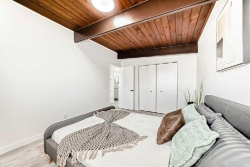 6508 34 Avenue Nw, Calgary, AB - Indoor Photo Showing Bedroom