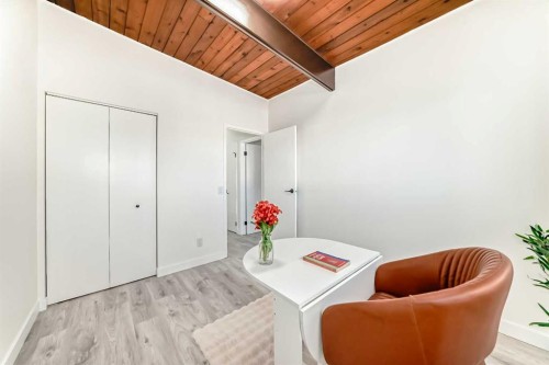 6508 34 Avenue Nw, Calgary, AB - Indoor Photo Showing Other Room