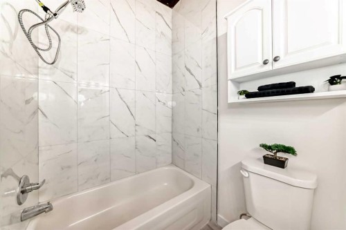 6508 34 Avenue Nw, Calgary, AB - Indoor Photo Showing Bathroom