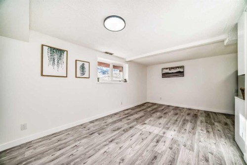 6508 34 Avenue Nw, Calgary, AB - Indoor Photo Showing Other Room