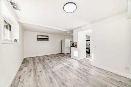 6508 34 Avenue Nw, Calgary, AB - Indoor Photo Showing Other Room