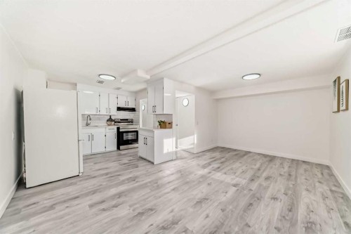 6508 34 Avenue Nw, Calgary, AB - Indoor Photo Showing Kitchen