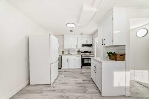 6508 34 Avenue Nw, Calgary, AB - Indoor Photo Showing Kitchen
