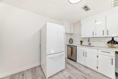 6508 34 Avenue Nw, Calgary, AB - Indoor Photo Showing Kitchen