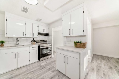 6508 34 Avenue Nw, Calgary, AB - Indoor Photo Showing Kitchen