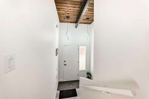 6508 34 Avenue Nw, Calgary, AB - Indoor