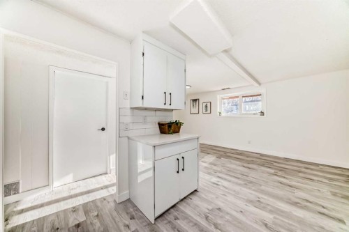 6508 34 Avenue Nw, Calgary, AB - Indoor Photo Showing Other Room