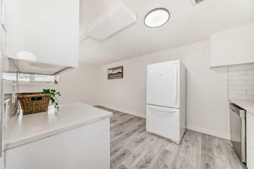 6508 34 Avenue Nw, Calgary, AB - Indoor Photo Showing Kitchen