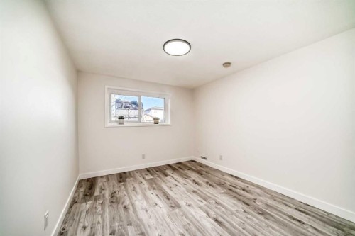 6508 34 Avenue Nw, Calgary, AB - Indoor Photo Showing Other Room