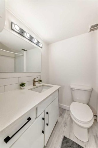 6508 34 Avenue Nw, Calgary, AB - Indoor Photo Showing Bathroom