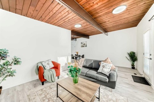 6508 34 Avenue Nw, Calgary, AB - Indoor Photo Showing Living Room