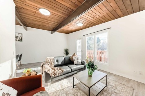 6508 34 Avenue Nw, Calgary, AB - Indoor Photo Showing Living Room