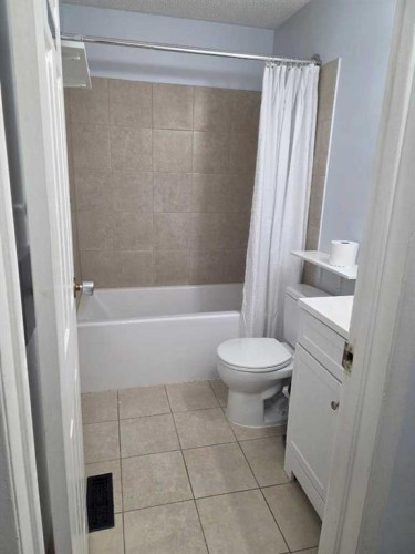 192 Templevale Road Ne, Calgary, AB - Indoor Photo Showing Bathroom
