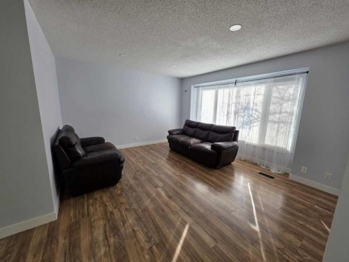 192 Templevale Road Ne, Calgary, AB - Indoor Photo Showing Living Room