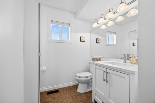 3 Tucker Circle, Okotoks, AB - Indoor Photo Showing Bathroom
