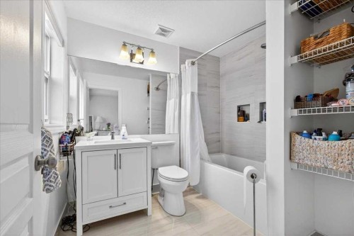 3 Tucker Circle, Okotoks, AB - Indoor Photo Showing Bathroom