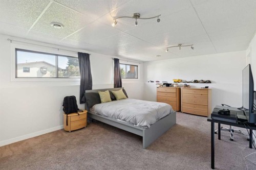 14 Glenhill Crescent, Cochrane, AB - Indoor Photo Showing Bedroom