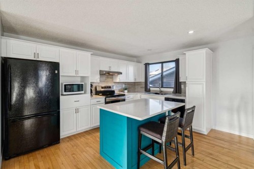 14 Glenhill Crescent, Cochrane, AB - Indoor Photo Showing Kitchen