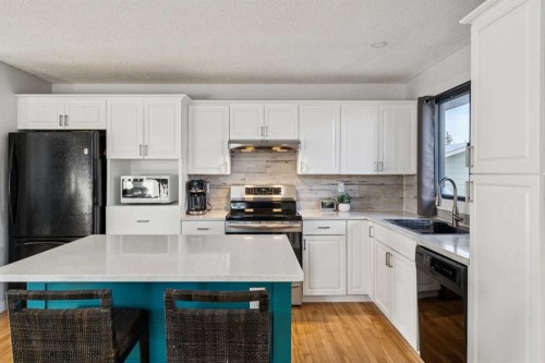 14 Glenhill Crescent, Cochrane, AB - Indoor Photo Showing Kitchen