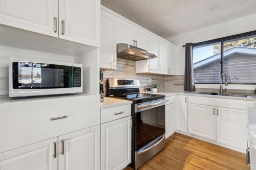 14 Glenhill Crescent, Cochrane, AB - Indoor Photo Showing Kitchen