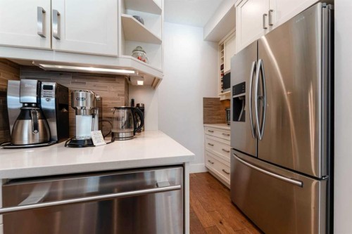 515 21 Avenue Ne, Calgary, AB - Indoor Photo Showing Kitchen With Stainless Steel Kitchen