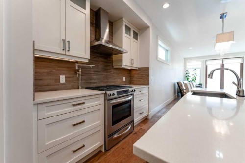 515 21 Avenue Ne, Calgary, AB - Indoor Photo Showing Kitchen With Upgraded Kitchen