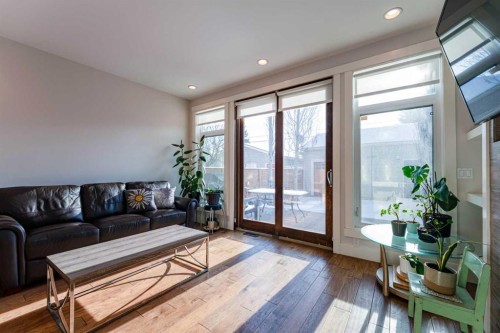 515 21 Avenue Ne, Calgary, AB - Indoor Photo Showing Living Room